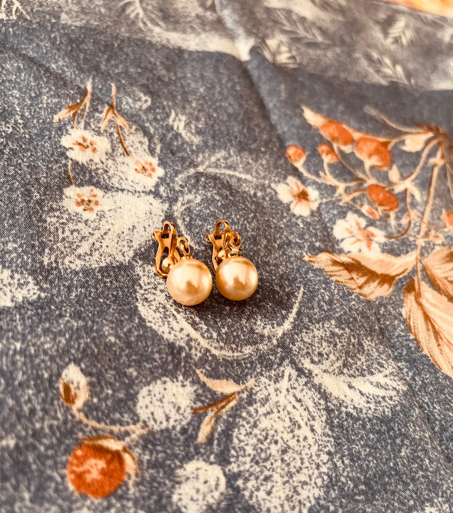 Williamson Ltd Vintage Pearl Necklace and Clip on Earring Set
