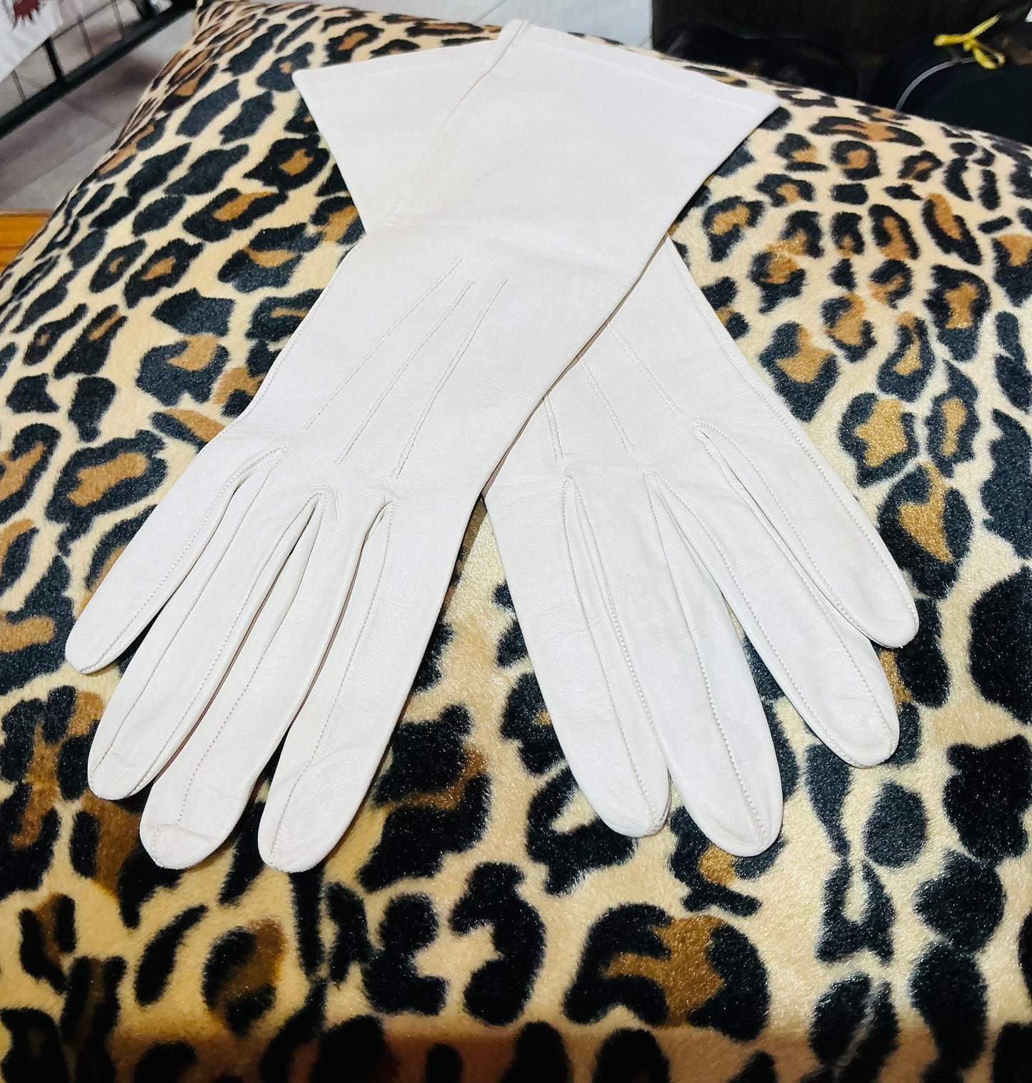 White Leather 1950s Vintage Milore Gloves