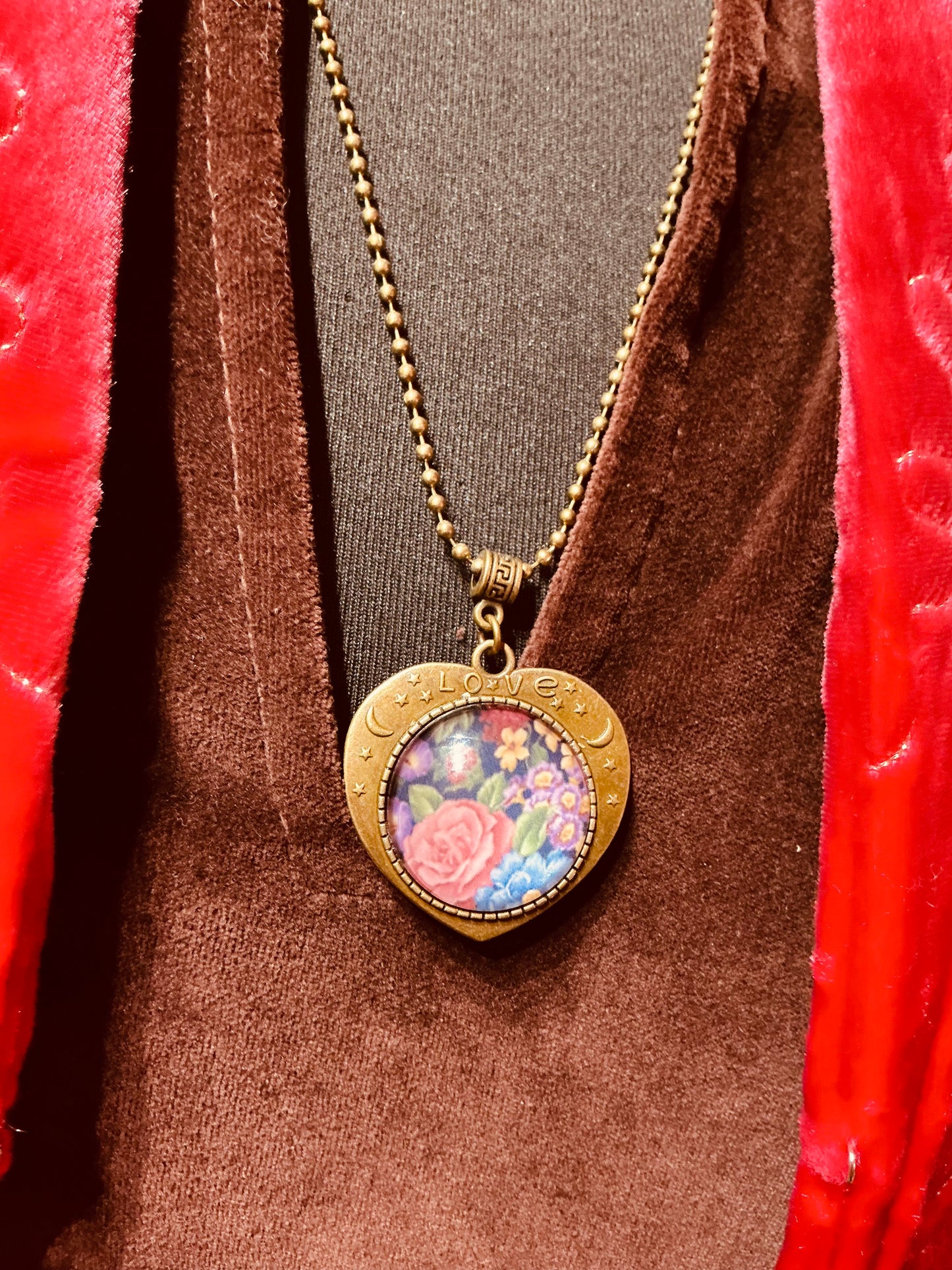 Boho Chic Heart Pendant Necklace with Floral Design