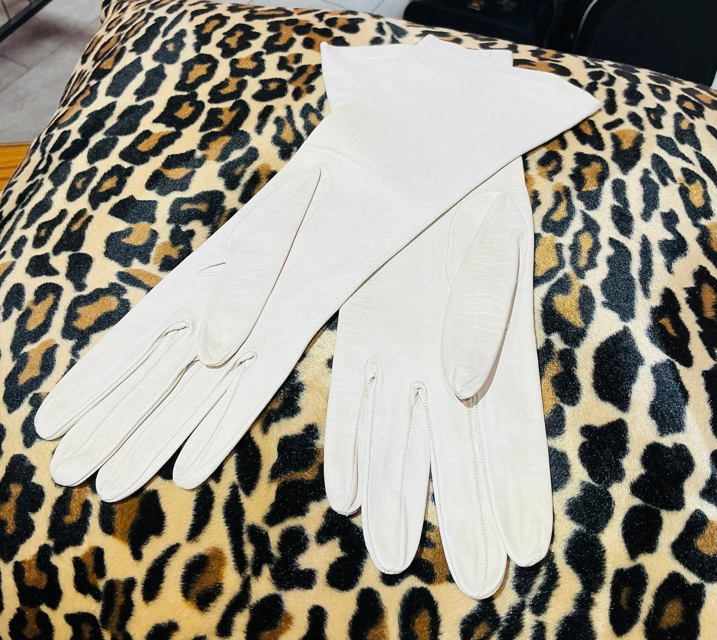 White Leather 1950s Vintage Milore Gloves
